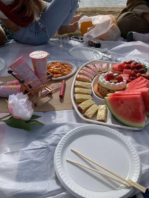 Picnic Aesthetic Friends, Cake Watermelon, Watermelon Picnic, Pink Picnic, Watermelon Summer, Picnic Aesthetic, Friends Cake, Aesthetic Friends, Summer Goals