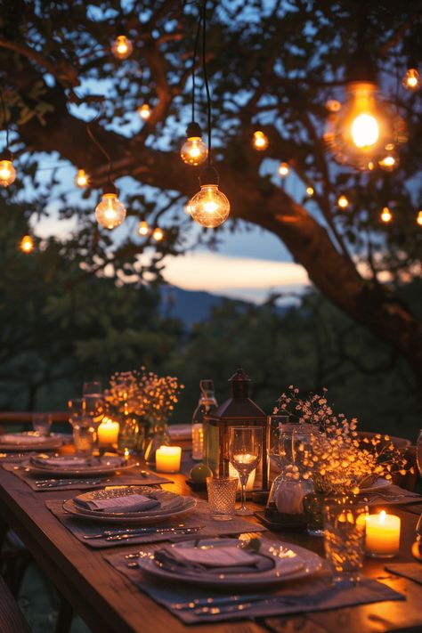 beautiful night time summer table setting Backyard Dinner Table Setting, Fancy Dinner At Home Table Settings, Simple Outdoor Table Decor, Picnic Table Setting Ideas, Outdoor Place Settings, Outdoor Summer Dinner Party Aesthetic, Outdoor Dinner Party Ideas Summer Nights Table Settings, Backyard Party Table Set Up, Outdoor Party Table Set Up