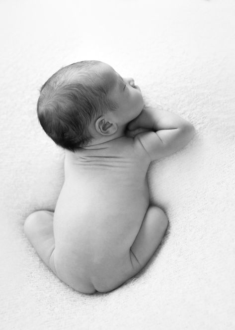 Simple Newborn Photo Ideas Newborn Pictures Boy, Photography Girly, Simple Newborn Photos, Minimalist Newborn, Simple Newborn Photography, Prince Photography, Newborn Photos Boy, Baby Boy Photos, Newborn Shoot