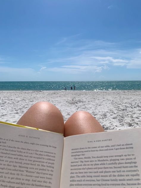 book on the beach, beach reads, bookstagram picture ideas, booktok, beach books Summer Beach Books, Mallory Aesthetic, Reading On The Beach, Beach Therapy, Summer Vision, Beach Reads, Summer Picture Poses, Beach Books, Beach Ideas