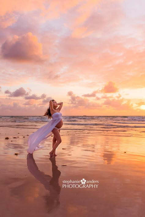 Maternity Shoot Beach, Maternity Photography Tips, Beach Maternity Pictures, Maternity Photo Shoot Ideas, Baby Bump Photoshoot, Maternity Photography Beach, Maternity Photography Poses Outdoors, Outdoor Maternity Photos, Beach Maternity Photos