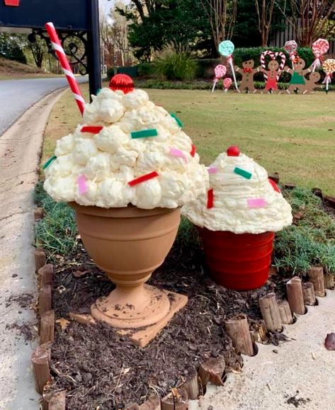 Fest Temaer, Gingerbread Christmas Decor, Christmas Yard Decorations, Candy Decorations, Christmas Parade, Christmas Decorations Diy Outdoor, Candyland Decorations, Candy Christmas Decorations, Ice Cream Sundae