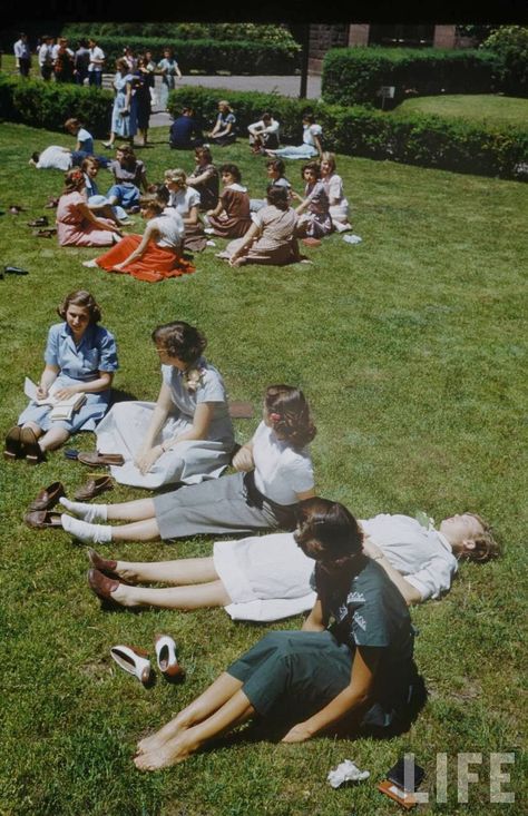 Interesting Color Photographs Capture Daily Life of Students at New Trier High School in 1950 1950s High School, High School Days, Alfred Eisenstaedt, Group Of People, Lviv, Colour Photograph, Life Magazine, Vintage Photographs, Photo Colour