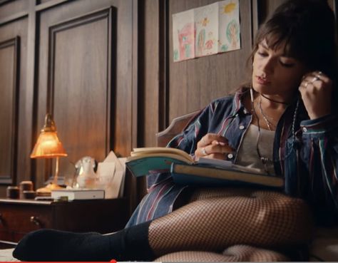 Maeve Wiley Style, Maeve Wiley Outfits, Maddie Core, Black Dance Dresses, Time Poem, Maeve Wiley, Movie Outfit, Emma Mackey, Girls Reading