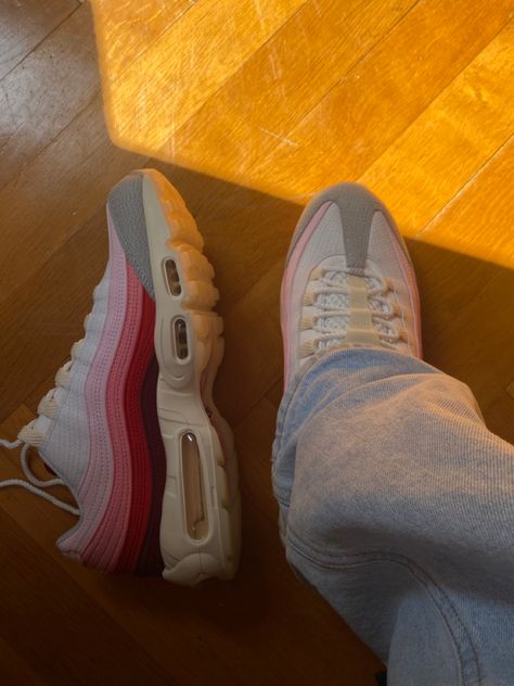 beautiful pair of shoes Airmax 95, Shoe Inspiration, Sneakers Addict, Nike Air Max 95, Air Max 95, Nike Fashion, Sneakers Outfit, Pretty Shoes, Sneakers Fashion