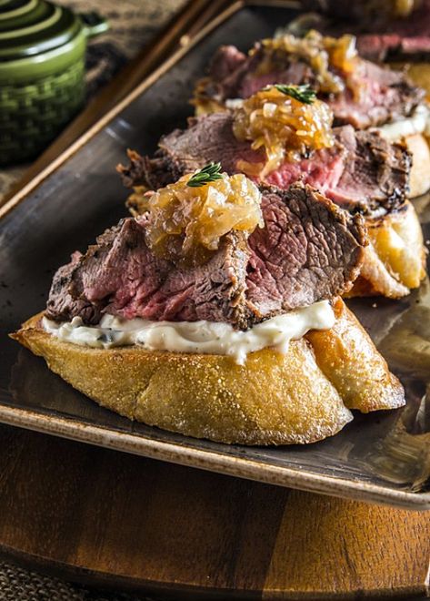 Steak Bruschetta, Horseradish Aioli, Caramelized Shallots, Holiday Appetizers Recipes, Holiday Appetizer, Impressive Recipes, God Mat, Beef Tenderloin, Holiday Appetizers