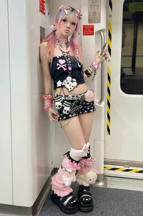 Harajuku Fashion Kawaii Street Styles, Harajuku Black Fashion, Hara Juku Fashion, Gyaru Kei Fashion, Pink Aesthetic Fits, Harakuju Outfit, Dark Harajuku Fashion, Soft Angel Aesthetic Outfits, Y2k Kawaii Outfits