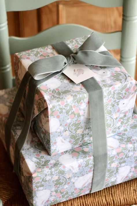 Wrapping Gifts Ideas Creative, Wrapping Gifts Ideas, Cute Gift Wrapping, Vintage Gift Wrapping, Professional Gift Ideas, Creative Corporate Gifts, Cute Gift Wrapping Ideas, Gifts For Clients, Elegant Stationery