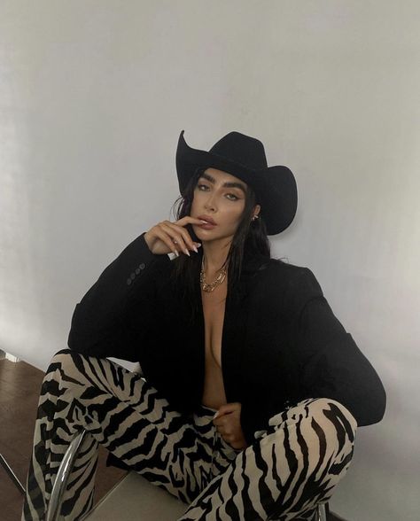 Rodeo Inspired Outfits, Moto Boho Style, Luxury Streetwear Aesthetic, Black Cowboy Hat Outfit Woman, Cowboy Outfit Aesthetic, Country Dancing Outfit Night Out, Space Cowgirl Outfits, Rockstar Cowgirl, Black Western Outfit