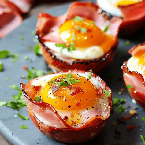 Ham and Egg Cups Recipe - elianarecipes.com Ham And Egg Cups Muffin Tins, Egg And Ham Cups, Ham And Egg Muffin Cups, Ham And Egg Cups, Ham Egg Cups, Egg Cups Recipe, Egg Cups Breakfast, Easy Ham, Ham And Eggs