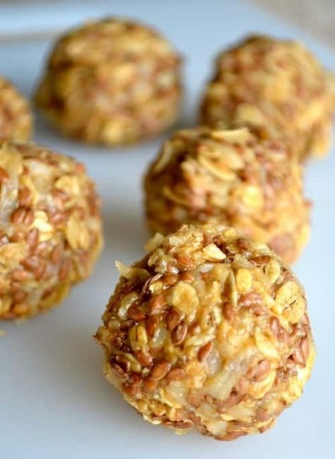 Coconut & honey no-bake energy bites Great Snacks, No Bake Energy Bites, Energy Snacks, Healthy Recipies, Healthy Bites, Think Food, Energy Bites, Energy Bars, No Sugar