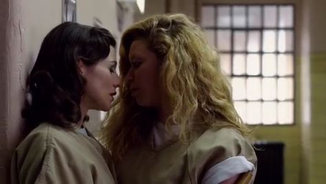 Nicky Nichols and Lorna Morello (Orange Is The New Black) Nicky Nichols Lorna Morello, Oitnb Nicky And Morello, Nicky Nichols Aesthetic, Nicky And Lorna, Oitnb Nicky, Lorna Morello, Yael Stone, Nicky Nichols, Oitnb Cast