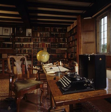 Rudyard Kipling's #writing table in the Study at the 17th century house of Bateman's in Sussex, England. Kipling lived at Bateman's from 1902-1936. Love the typewriter! Gentlemens Room, Castle Library, Library Study Room, Dream Library, Book Room, English Cottage Style, Room Book, Home Libraries, Furnishings Design