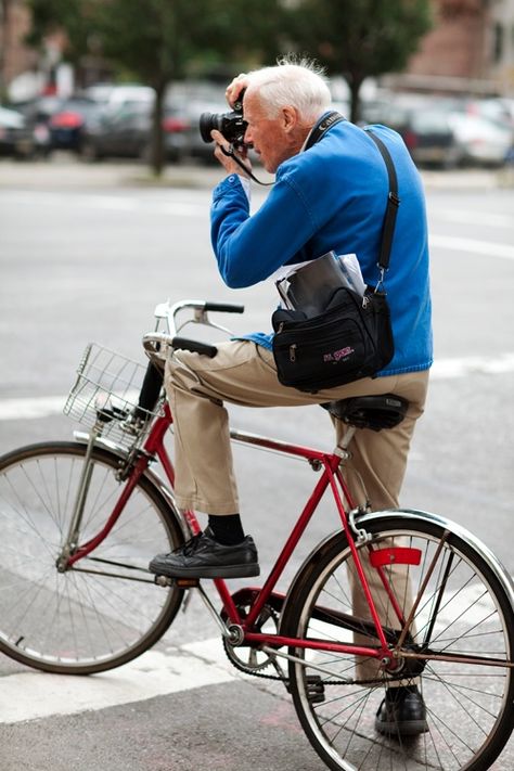 Photographer Bill Cunningham sets the cutieness bar pretty high in my opinion. Bill Cunningham New York, Holding A Camera, San Francisco Girls, Bill Cunningham, Bohemian Modern Style, Street Clothing, Living In London, Cycle Chic, Riding A Bike