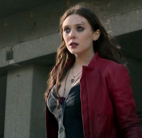 Wanda Maximoff in AoU Black Widow And Hulk, Lizzie Olsen, Elizabeth Olsen Scarlet Witch, Scarlet Witch Marvel, Scarlett Witch, Wanda And Vision, Marvel Actors, Age Of Ultron, Wanda Maximoff