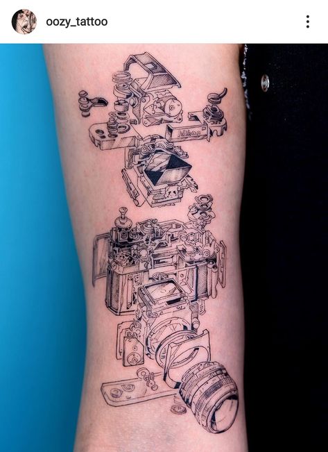 Oozy Tattoo, Pop Culture Tattoos, Camera Tattoos, Culture Tattoos, Le Tattoo, Key Tattoos, Camera Tattoo, Tattoos Skull, Time Tattoos