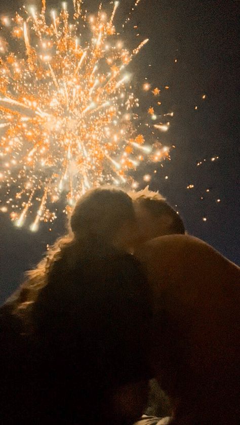 Pose ideas for couples. Pose idea for fireworks. 4th of July. 4th of July poses. 4th of July couples photo Cute Firework Pictures With Boyfriend, New Year Couples Pictures, Fireworks Pictures Couple, Falling For You Aesthetic, Happy New Year Couple Goals, Christmas Pictures Boyfriends, Cute Firework Pictures, Situationship Pictures, Firework Picture Ideas