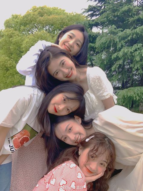 Photos With 5 Friends, 5 Friends Photoshoot Poses, 5 Girls Squad Aesthetic, Poses For 5 Friends, 5 Girls Squad, 5 Friends Pictures, Squad Aesthetic, Girls Squad, Group Picture Poses