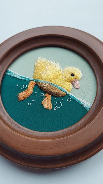 Clothes Embroidery Diy, Diy Embroidery Designs, Handmade Embroidery Designs, Pola Sulam, Hand Embroidery Projects, Creative Embroidery, Cute Embroidery, Animal Embroidery, 자수 디자인