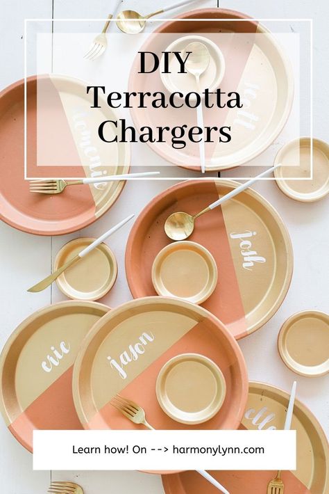 Name tag terracotta plates, easy DIY! Terracotta Charger Plates, Potting Party, Diy Charger Plates, Terracotta Plates, Best Handwriting, Sharpie Paint Markers, Plate Chargers, White Sharpie, Base Housing