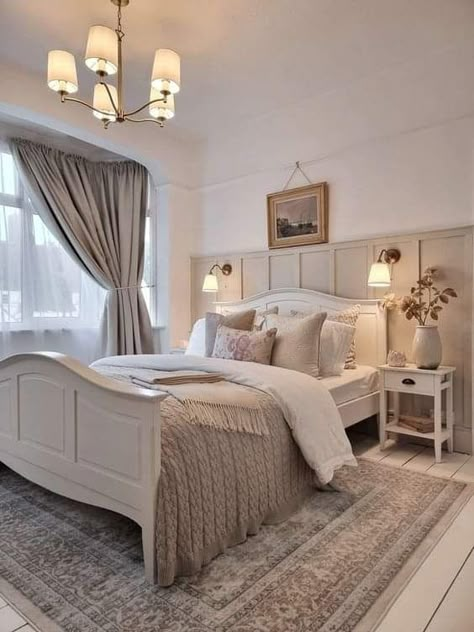 Small Luxurious Bedrooms, Bedroom Inspo Panelling, Guest Bedroom Wall Ideas, Council House Bedroom Ideas, Small Guest Bedroom Decor, Small Main Bedroom Ideas, Main Bedroom Decor Ideas, Small Double Bedroom Ideas, Minimalist Guest Bedroom