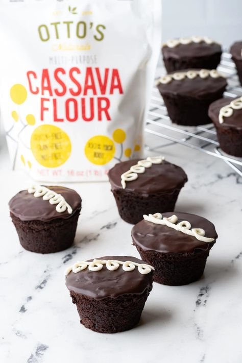 Serving up a healthy dose of nostalgia with these Grain-Free Hostess Cupcake Copycats! This egg-free recipe makes a fluffy chocolate cupcake filled with creamy vanilla frosting, topped with rich chocolate ganache crowned with a little curly q of frosting on top. Guaranteed to jazz up a boxed lunch or make for the perfect after school snack. Cassava Recipe, Cassava Flour Recipes, Chocolate Cupcakes Filled, Boxed Lunch, Hostess Cupcakes, Cupcakes Filled, Creamy Frosting, Aip Desserts, Lectin Free