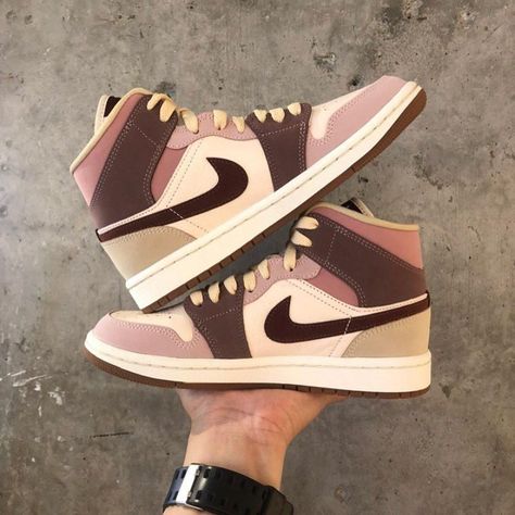 Cool Shoes Women, Balance Shoes Outfit, Pink Air Jordan 1, Tenis Nike Jordan, New Balance Shoes Outfit, Sneakers Outfit Nike, Y2k Selfies, Air Jordan 1 Custom, Pink Air Jordan