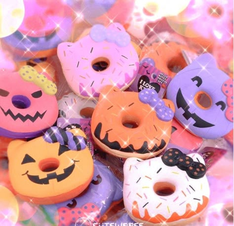 Kawaii Fall Aesthetic, Sanrio Halloween Decor, Kawaii Halloween Aesthetic, Cutecore Halloween, Stocking Aesthetic, Sanrio Stuffies, Sanrio Snacks, Pumpkin Pie Cookie, Aesthetic Snacks