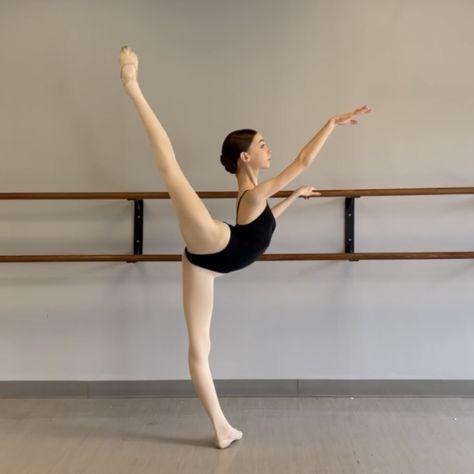 Aesthetic Ballet Pictures, Ballet Pose Ideas, Ballet Warm Up, Ballet Warmup Outfit, Ballet Posture, Ballet Arabesque, Ballet Photography Poses, Winter Dinner Outfit, Ballerina Body