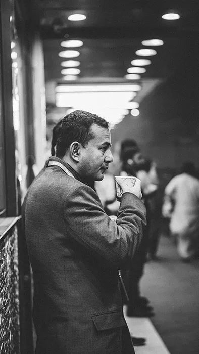 Man Drinking Coffee, Man Drinking, Street Photography Portrait, Street Photography People, City Streets Photography, Photography Examples, Reference Pose, Street Portrait, Insta Post