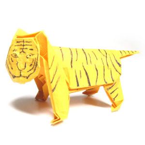 3D origami tiger Origami Otter, Tiger Paper Craft, Origami Tiger Tutorial, Origami Lion Tutorial, Origami Tiger, Easy Origami Step By Step, Origami Mythical Creatures, Origami Step By Step, Paper Origami