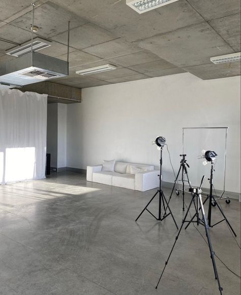 Photography Studio Industrial, Warehouse Photography Studio, White Room Background, Studio Dressing Room, Photo Studio Interior, Ruangan Studio, Grey Studio, Photography Studio Design, Minimalist Studio