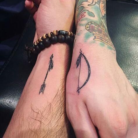 friendship-tattoos-09 Wedding Band Tattoo, Small Matching Tattoos, Couple Tattoos Unique, Tattoo Zeichnungen, Matching Couple Tattoos, Friendship Tattoos, Arrow Tattoo, Arrow Tattoos, Matching Tattoo