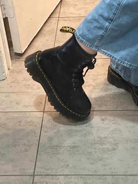 Baggy Jeans Dr Martens, Baggy Jeans With Boots, Aesthetic Dr Martens, Dr Martens Fashion, Dr Martens Aesthetic, Jadon Dr Martens, Platform Sneakers Outfit, Doctor Martens, Girlfriend Aesthetic