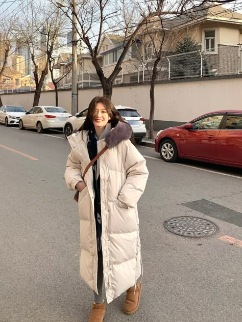 Korean Long Puffer Jacket, Winter Padding Outfit, Long Padded Coat Outfit, Padded Coat Outfit, Muted Summer, White Parka, Harbin China, White Puffer Coat, Korean Winter Outfits