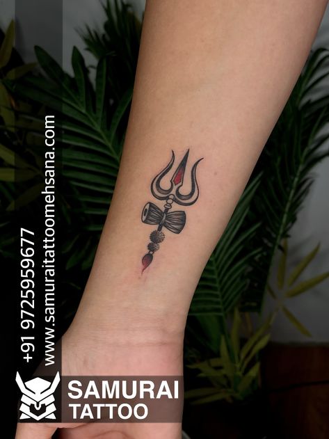 Tattoo Designs Trishul, Shiv Mantra Tattoo On Hand, Shiv Tattoo Design Small For Women, Mahakal Tattoo For Women, Mahadev Small Tattoo, Sivan Tattoo Designs Hand, Small Trishul Tattoo Designs For Women, Tetu Photo Hand, Sivan Tattoo Designs