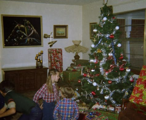 1990 Christmas, Christmas On Film, 1980 Christmas, Christmas 80s, Christmas 90s, Christmas 90s Aesthetic, Childhood Christmas, Melancholy Christmas Aesthetic, Nostalgia Christmas