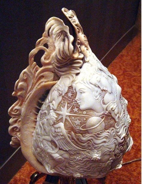 Carved Seashells, Seashell Carving, Shell Carving, Conch Shells, Art Coquillage, She Sells Seashells, Art Carved, Cameo Jewelry, Seashell Art