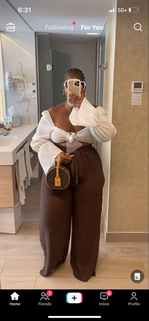 Brown Pants Outfit Plus Size, Marbella Outfits, Brown Pants Outfit, Spain Outfit, Girls Spring Outfits, Nude Outfits, Outfit Plus Size, Weekend Outfits, Cocktail Outfit