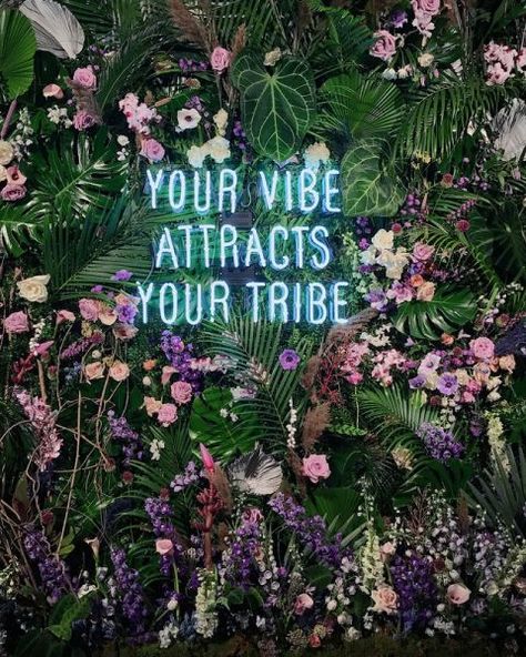 Your Vibe Attracts Your Tribe, Instagram Wall, Tafel Decor, Neon Wedding, Salon Decor, Wedding Cake Designs, Paris Hilton, Green Wall, Interior Design Trends