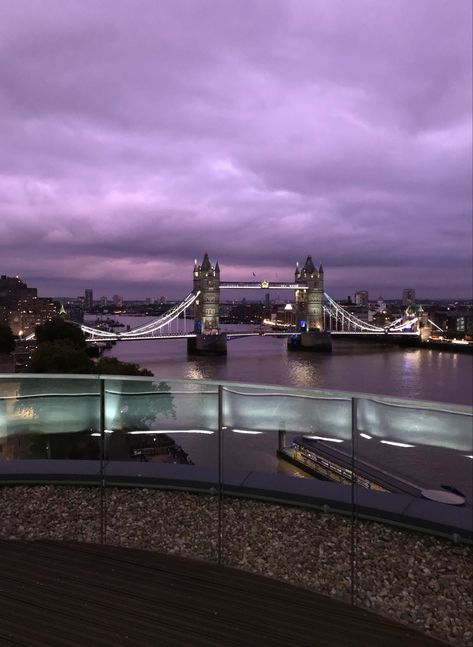 #purplesky #sunset #london #londontravel #londonphotography #towerbridge #rooftop #landscape #romantic #sunsetphotography #travel #travelguide # Cheval Three Quays, Rooftop Landscape, Purple London, Sunset London, Purple Aesthetics, Purple Sky, London Photography, Beautiful Hotels, London Travel