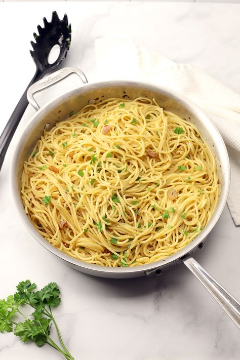 Spaghetti Aglio e Olio (Spaghetti with garlic and oil) - The Toasty Kitchen Angel Hair Pasta Salad, Garlic And Oil, Spaghetti Aglio E Olio, Inexpensive Dinners, Entree Dishes, Spaghetti Aglio, Dhokla Recipe, Aglio E Olio, Italian Sausage Recipes