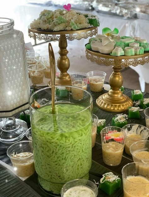 Asian Buffet Table Ideas, Hmong Wedding Food, Wedding Food Asian, Hmong Dessert Table, Lao Wedding Decoration, Asian Dessert Table, Vietnamese Wedding Food, Hmong Wedding Decorations, Asian Wedding Themes