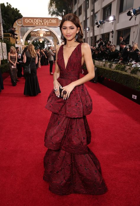 Zendaya Red Carpet, Zendaya Dress, Mode Zendaya, Golden Globes Dresses, Zendaya Outfits, Red Dress Long, Zendaya Style, Red Dresses Classy, Red Dress Outfit