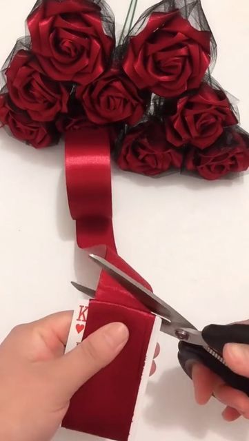 Bouquets As Centerpieces, Making Roses, Satin Flowers Diy, Ribbon Flowers Diy, Bathroom Ideas Black, Diy Ribbon Flowers, Diy Rose, Ribbon Crafts Diy, Rose Tutorial