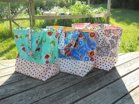 Oilcloth Projects, Oilcloth Bags, Diy Totes, Oil Cloth Tote, Grocery Bag Pattern, Beach Bag Pattern, Oil Cloth Bags, Tote Tutorial, Diy Tote