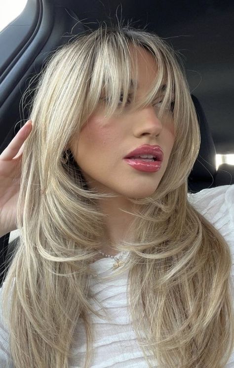 Blonde Layered Hair With Curtain Bangs, Layered Haircut With Fringe, Blonde Fringe Bangs, Blonde Wispy Bangs, Curtain Bangs Blonde Hair, Blonde With Fringe, Blonde Highlights Bangs, Hair Inspp, Blonde Hair Curtain Bangs