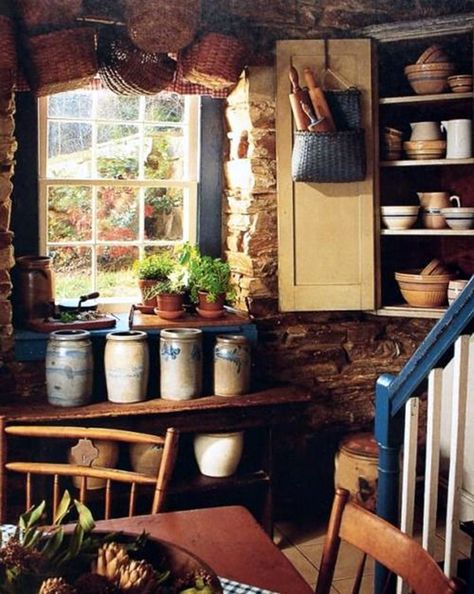 Country Colonial, Old Fashioned Kitchen, Primitive Homes, Artist Studios, Prim Decor, Country Kitchens, Estilo Country, Colonial Decor, Primitive Kitchen