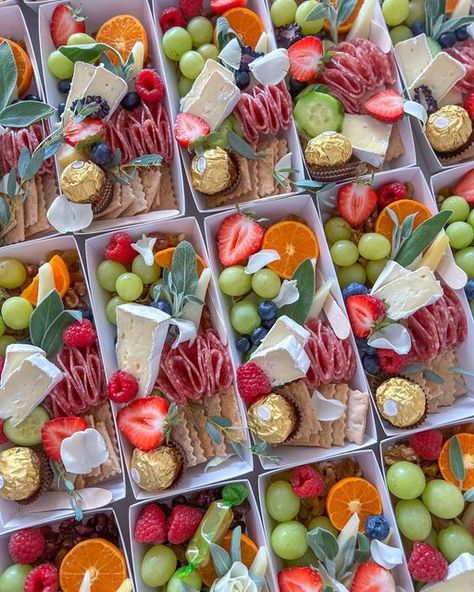 Individual Snack Board, Individual Appetizer Boxes, Food Truck Charcuterie, Individual Charcuterie Box Ideas Diy, Mini Grazing Box Ideas, Individual Cheese Boards, Charcuterie Gift Box Ideas, Charcuterie Boxes To Go Individual, Cheesebox Ideas