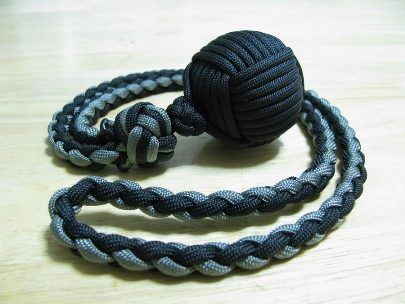 Learn how to make a Paracord Monkey Fist Knots and Keychain from Tutorials with instructions. Make cool paracord accessories using monkey fist knot. 4 Strand Round Braid, Monkey Fist Keychain, Lanyard Diy, Paracord Monkeyfist, Lanyard Knot, Round Braid, Knot Keychain, Monkey Fist Knot, Paracord Accessories